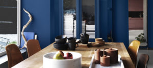 blå väggar matsal träbord