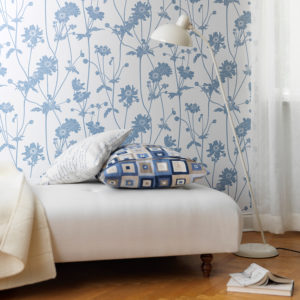 blåvitt mönster blommigt sovrum