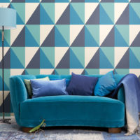 geometrisk tapet soffa