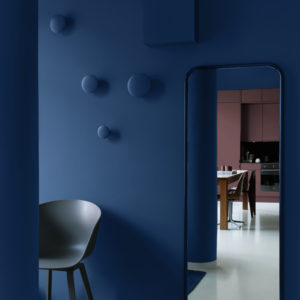 mörkblå vägg spegel stol